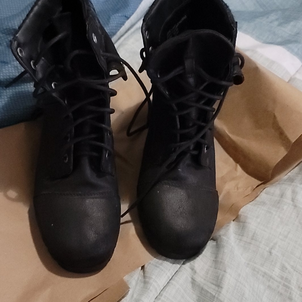 Shoes - Picture 2 of 3